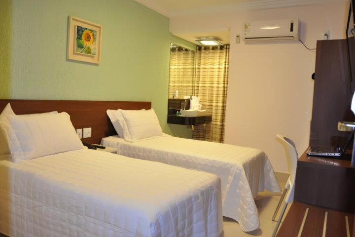 Hotel Saron Luziania Экстерьер фото
